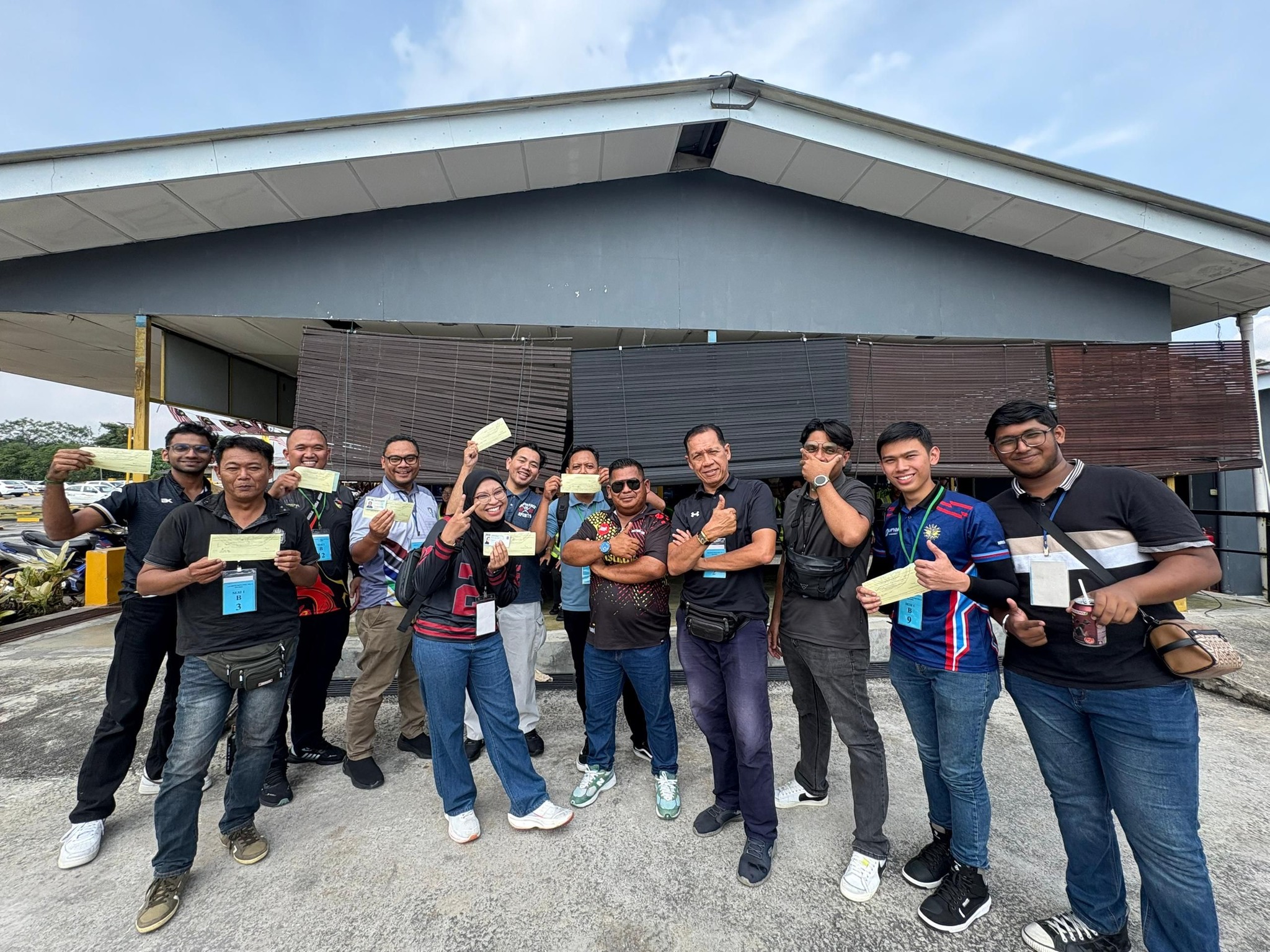 Kumpulan pelajar dari Cyberjaya dan Bangi berjaya lulus ujian memandu di AMN Nilai